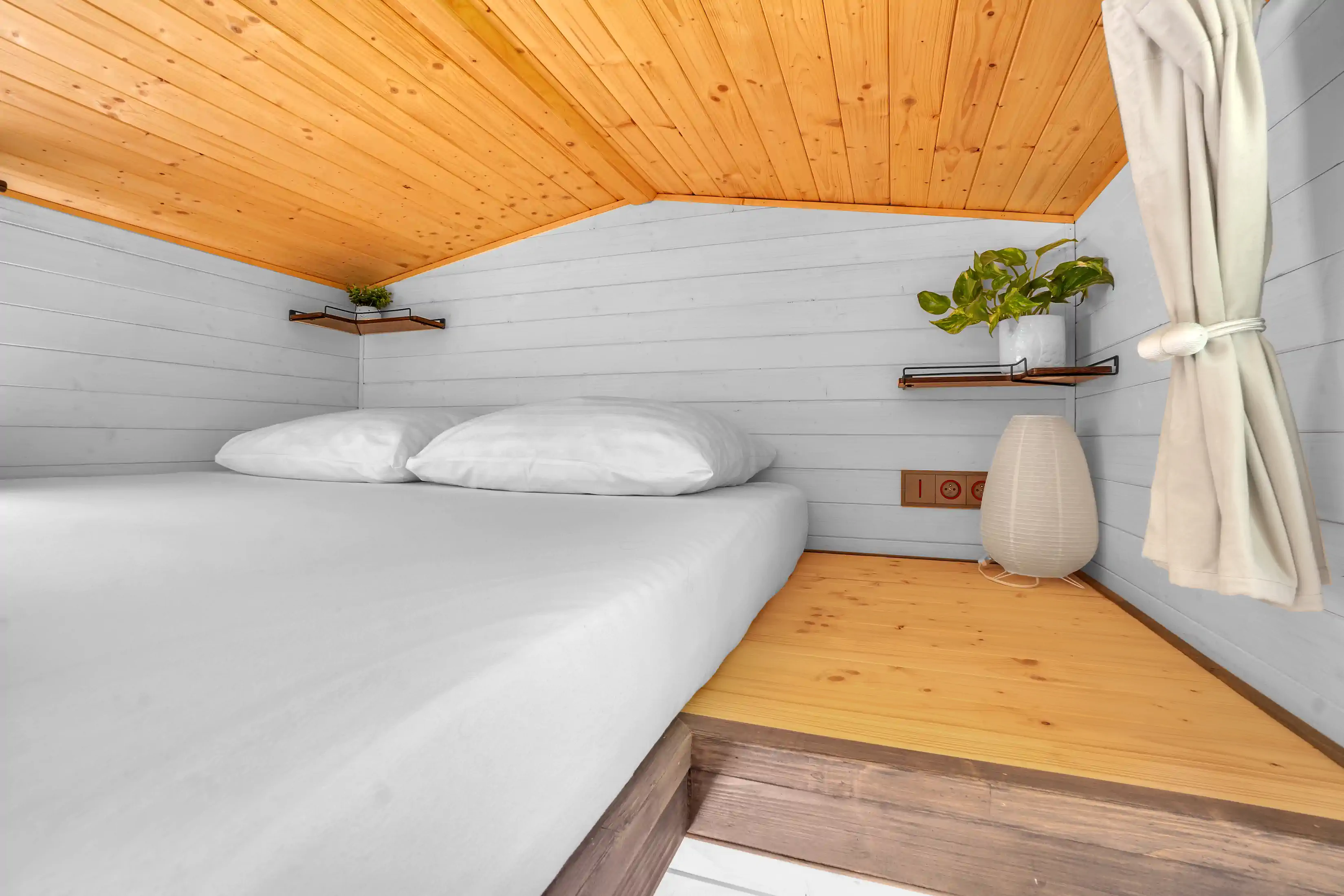Queen-size lůžko v ložnici tiny housu
