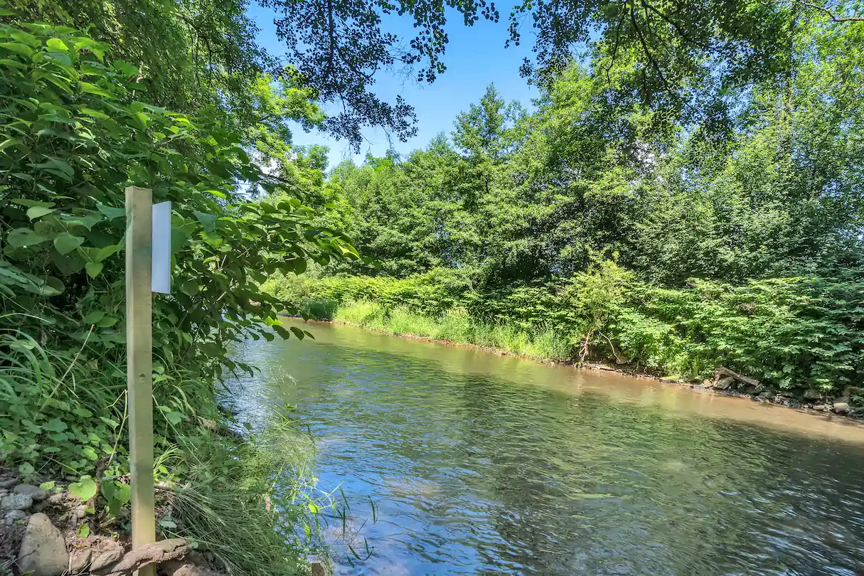 Klidná hladina řeky Labe u areálu Labe Glamping