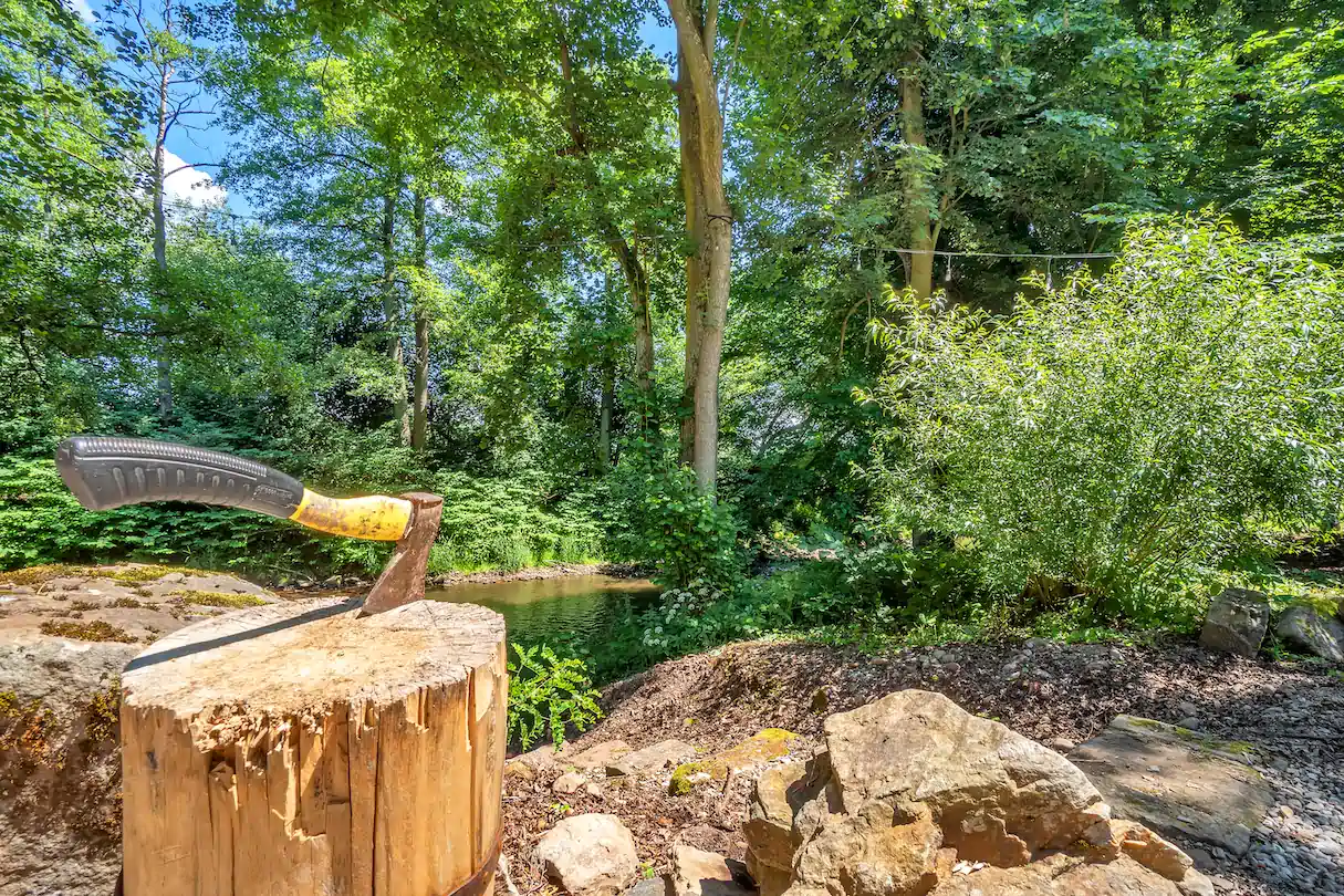 Sekera na špalku a zákoutí u řeky