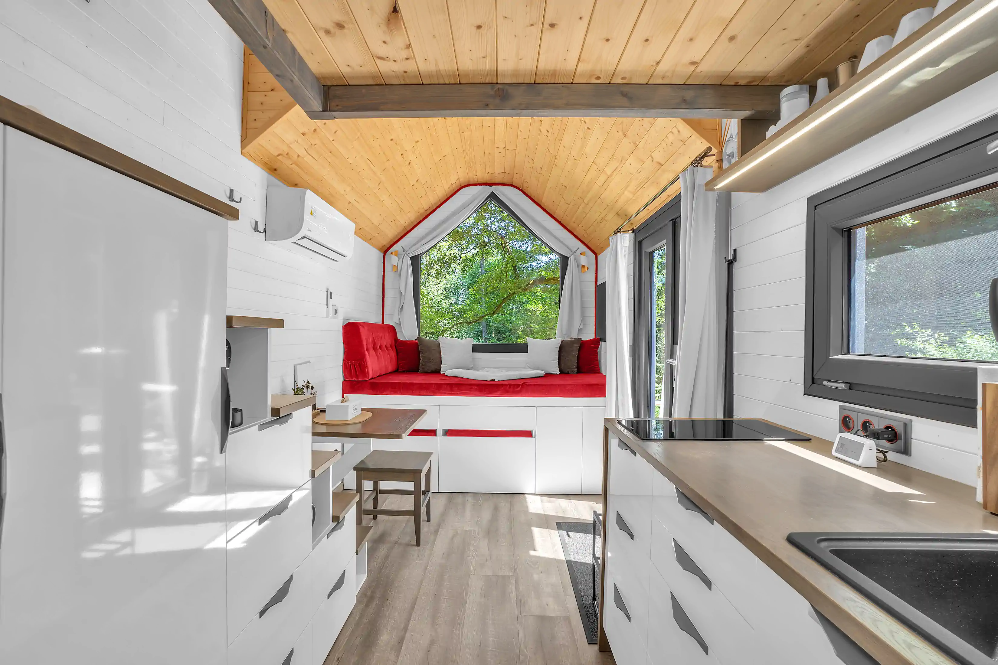 Stylový interiér tiny housu Glamping Labe