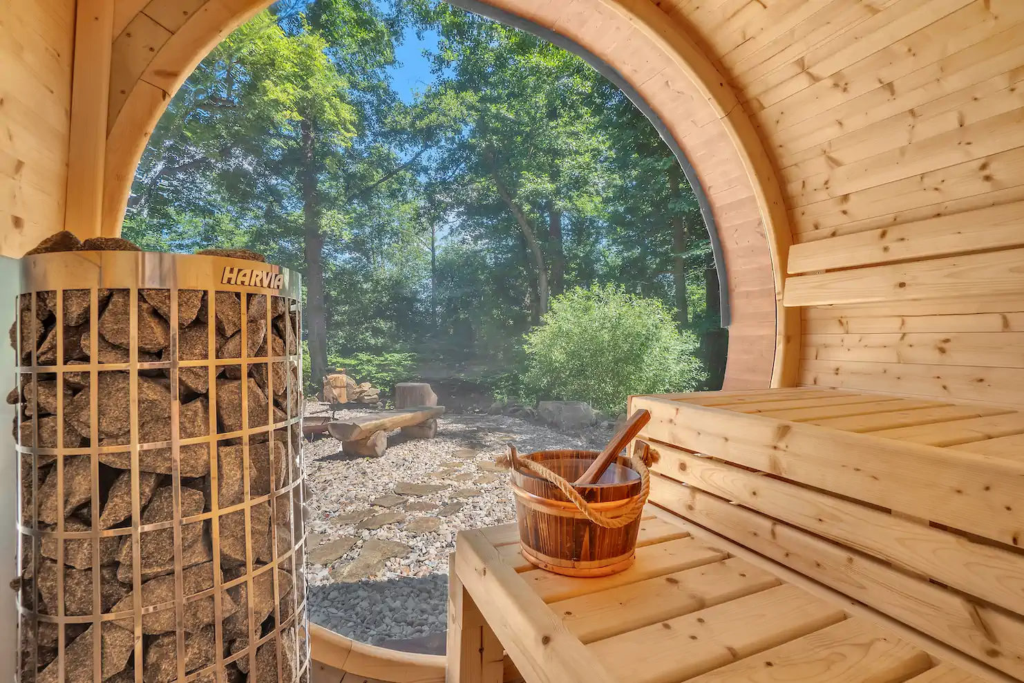 Interiér finské sauny s panoramatickým oknem do přírody